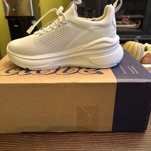 Clove Women's Athletic Sneakers - white